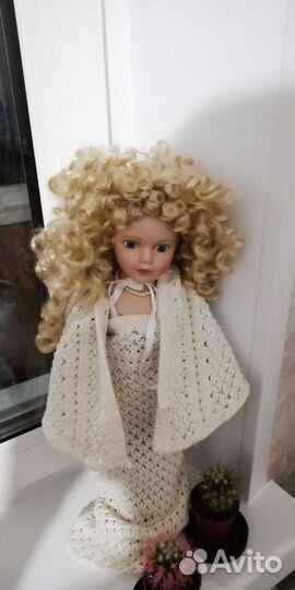 Кукла фарфоровая