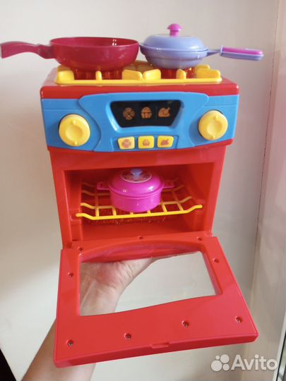 Игрушечная плита. б/у, свет, звук.Бонусом утварь