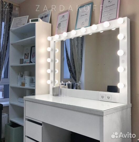 Гримерный стол с гримерным зеркалом с подсветкой