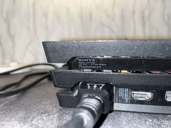 Sony ps4 pro 1tb + 2 геймпада + диск с игрой