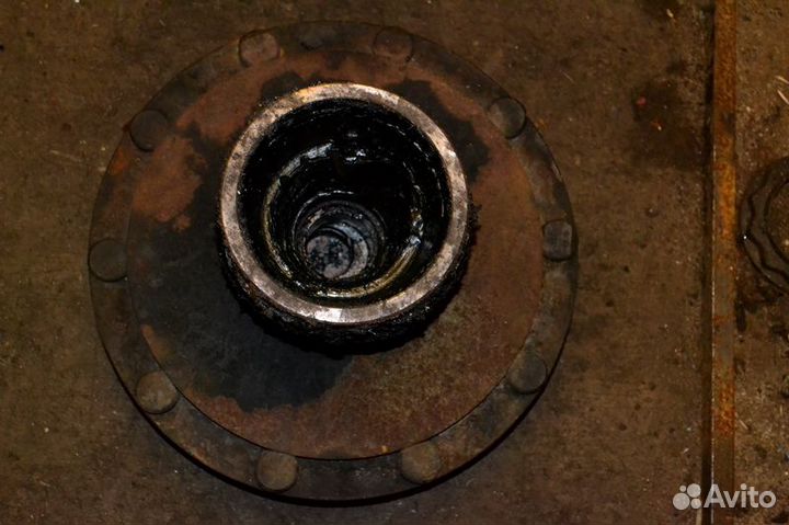 Ступица, барабанные тормоза, передний мост, правая