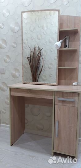 Туалетный столик с зеркалом и подсветкой