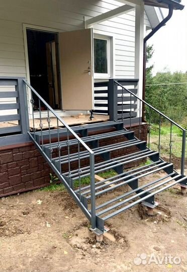 Лестница в дом или квартиру