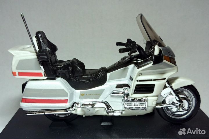 Модель мотоцикла honda Gold Wing 1:18 от Welly