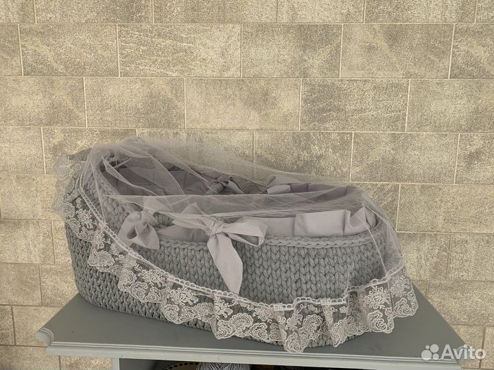 Вязанная корзинка из трикотажной пряжи
