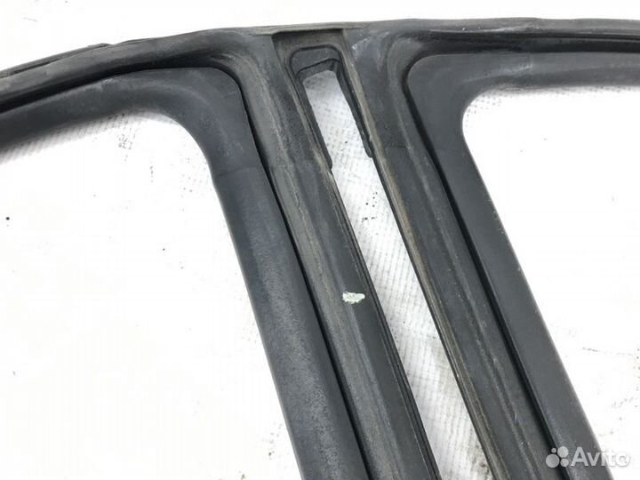 Уплотнитель ш-образный левый Subaru Outback BPE