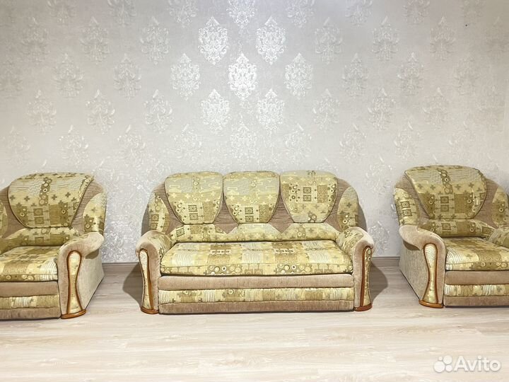 Диван с двумя креслами