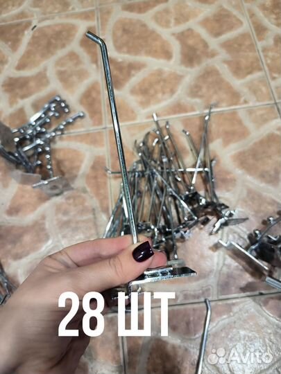 Кронштейн для одежды с креплением к стене. крючки