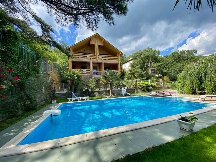 Дом 250 м² на участке 5 сот.