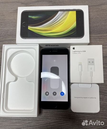 Телефон iPhone се 2020