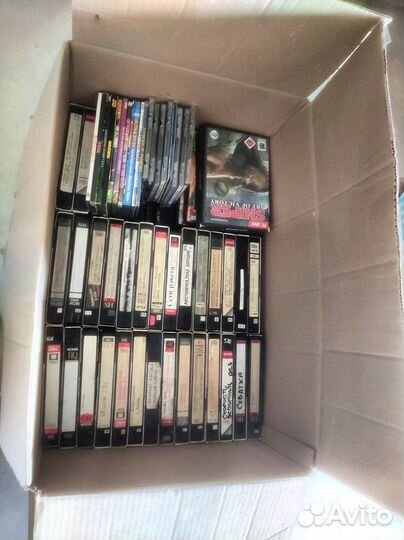 Видеокассеты VHS. Диски DVD