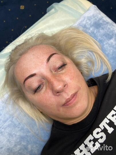 Модель на брови