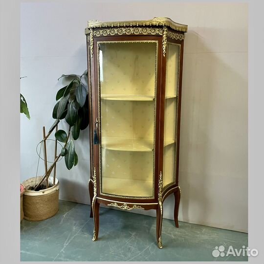 Антикварный шкаф витрина