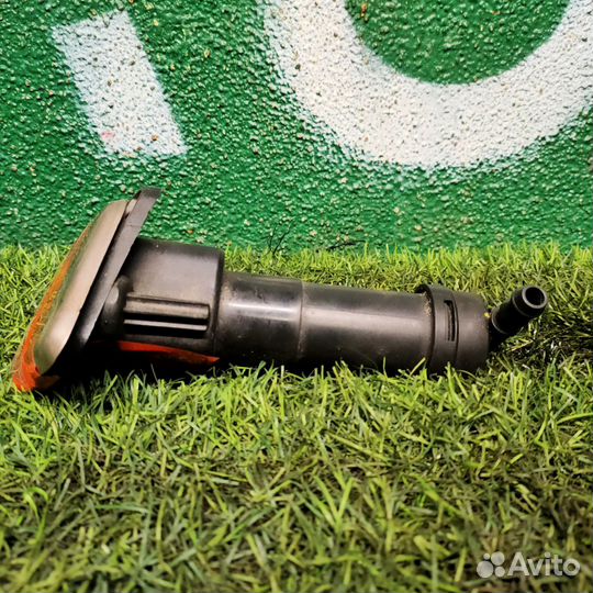 Форсунка омывателя фары правая Nissan Primera P12