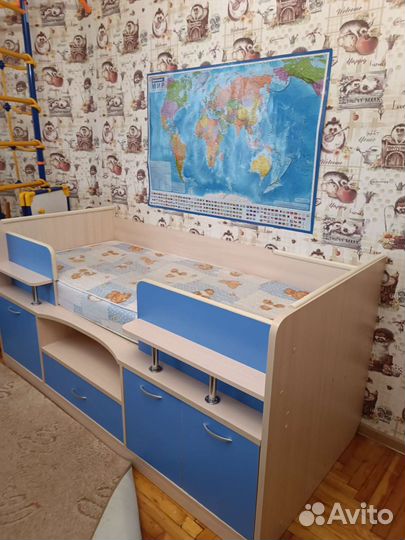 Детская кровать с полками