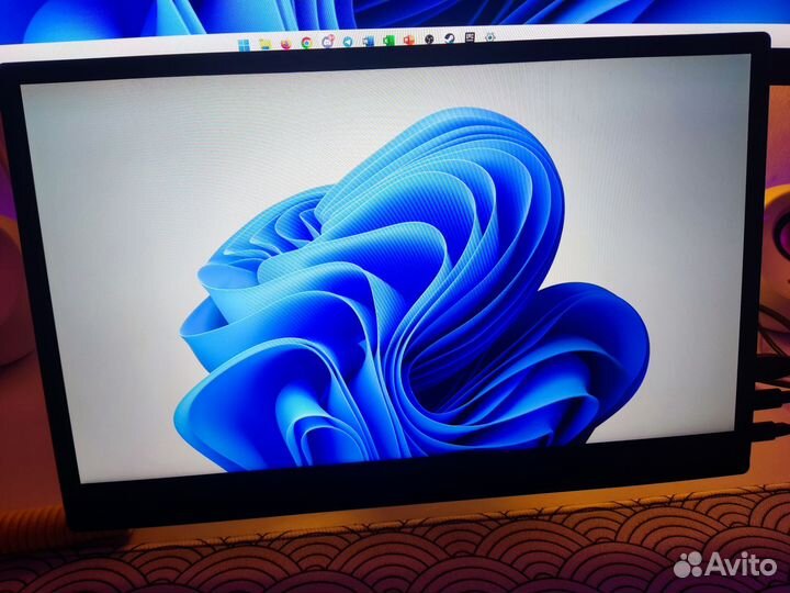 Портативный монитор 15.6