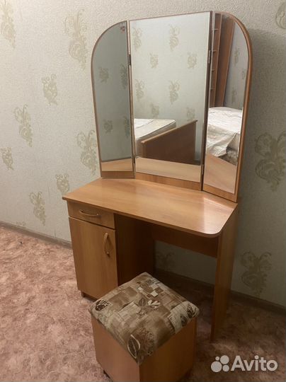 Косметический столик с зеркалом и пуфиком