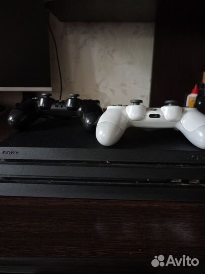 Sony PS4 PRO 1tb(2 геймпада + 2 игры в комплекте)
