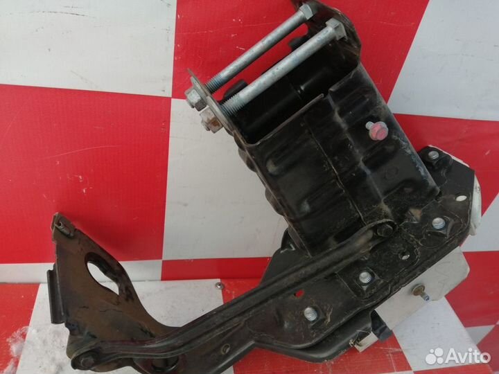 Кронштейн радиатора Мерседес W203 2000-2007гг