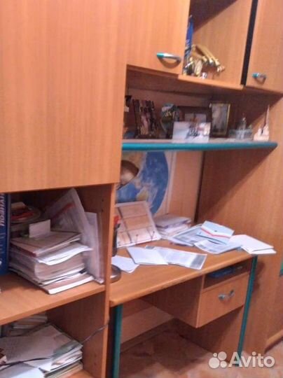 Письменный стол и полка со шкафами б/у
