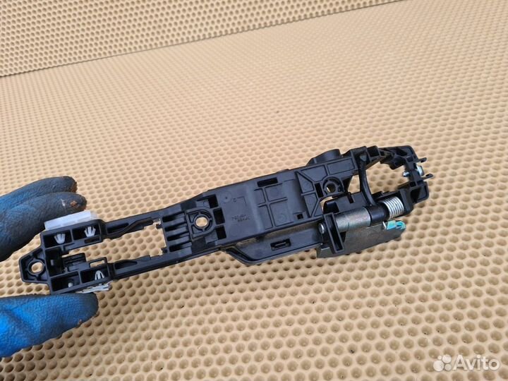 Кронштейн ручки двери левый Infiniti