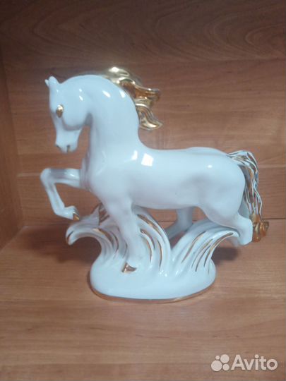 Фарфоровая статуэтка