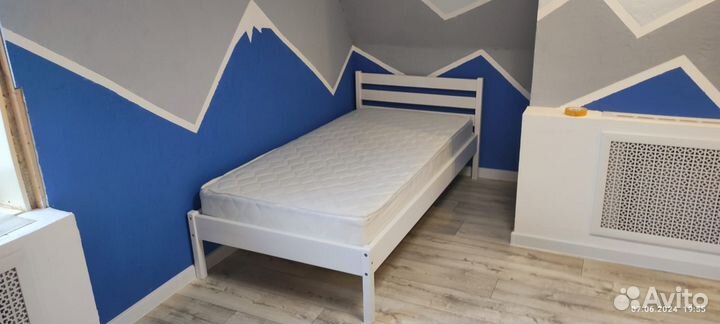 Односпальная кровать из массива дерева