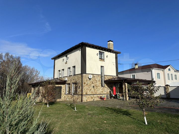 Коттедж 340 м² на участке 20 сот.