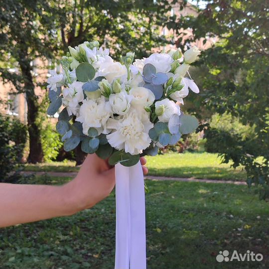 Свадебный букет в белой гамме с эвкалиптом