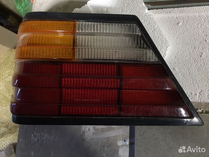 Задний левый фонарь W124