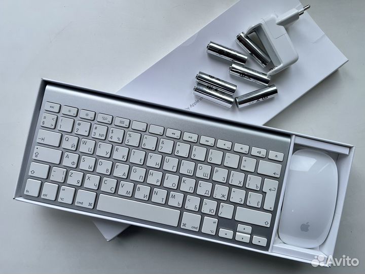 Клавиатура мышь и зарядное устройство Apple
