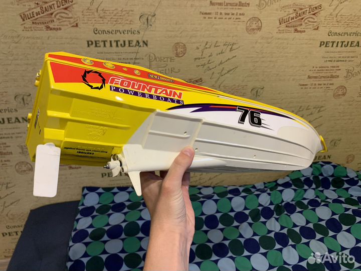 Игрушка катер на радиоуправлении