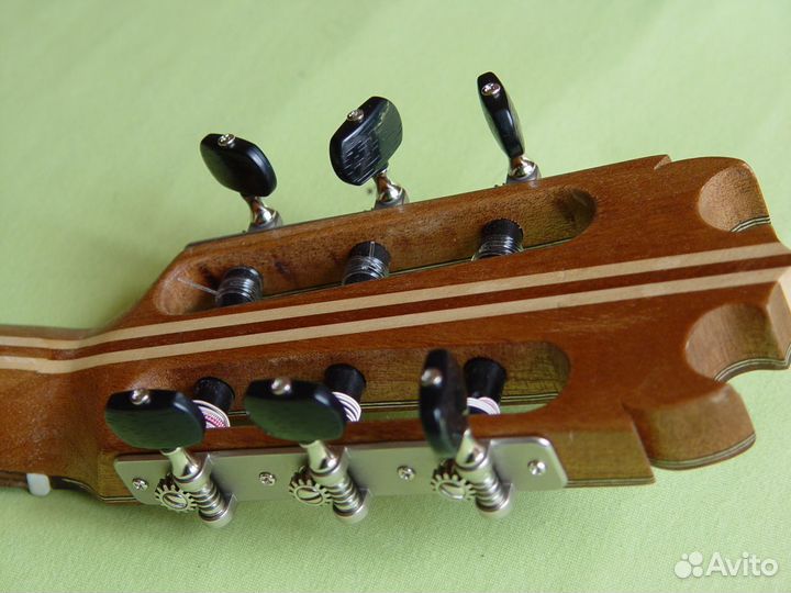 Продается Мастеровая классическая гитара