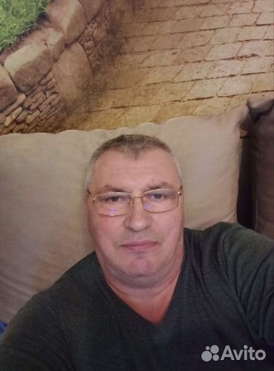 Менеджер в салоне дверей. Монтажник мет дверей