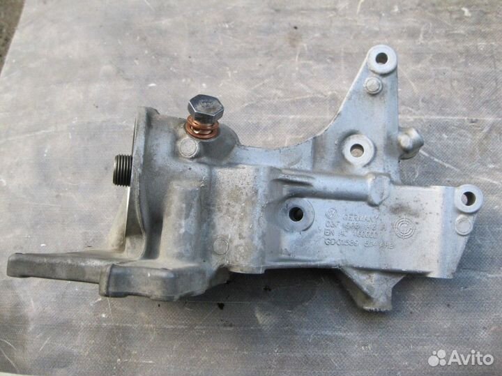 Фольксваген Гольф 6 Кронштейн масляного фильтра