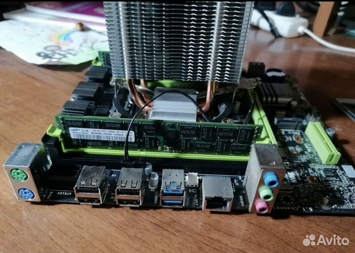 Материнская плата с процессором и памятью