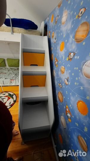 Детская кровать двухъярусная с лестницей Умка
