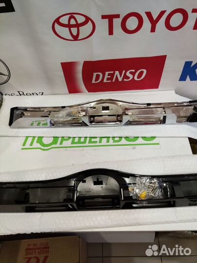 Накладка Задней Двери черная Toyota Prius NHW20