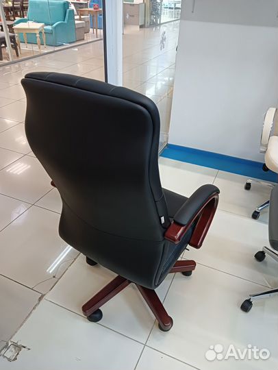 Кресло для руководителя Vonaco Wood