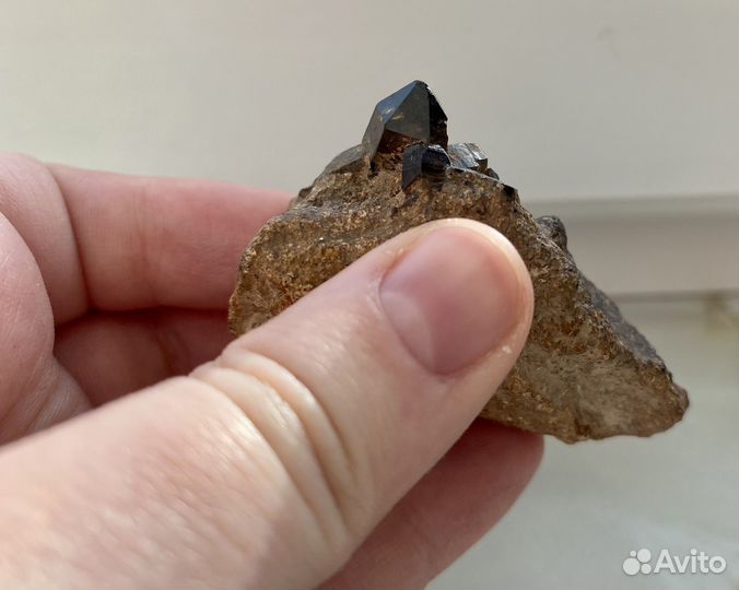 Камень с настоящей друзой раухтопаза