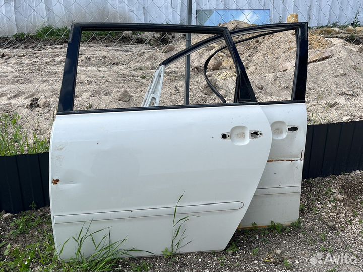 Двери левая задняя и передняя Toyota ipsum 2003