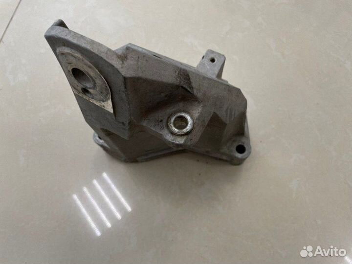 Кронштейн двигателя правый Kia Stinger CK G4KL