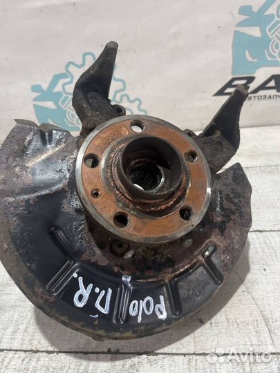 Кулак передний правый Volkswagen Polo 5