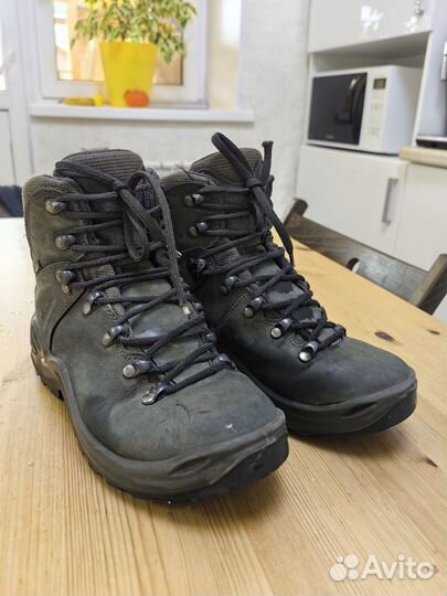 Трекинговые ботинки lowa