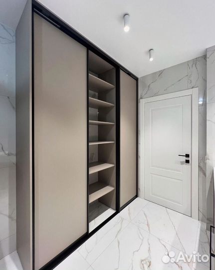 Книжный шкаф