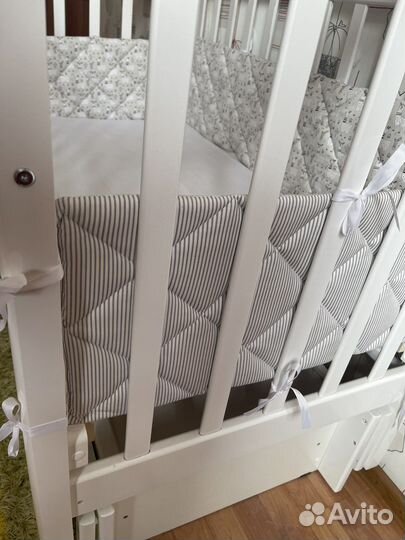 Детская кроватка с универсальным маятником