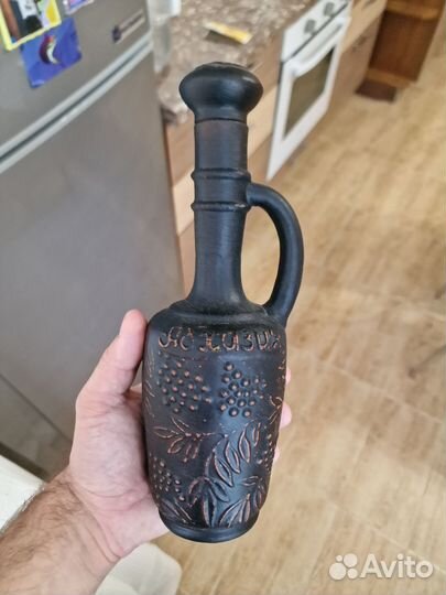 Глиняный кувшин для вина