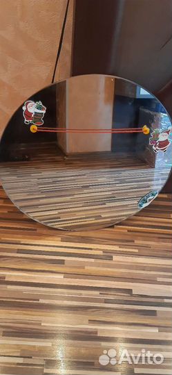 Зеркало настенное бу. диаметр 60см