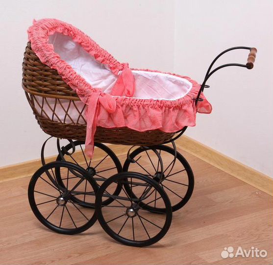 Плетеная коляска для куклы