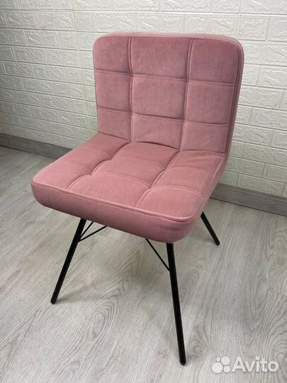 Стул на металлических ножках в наличии